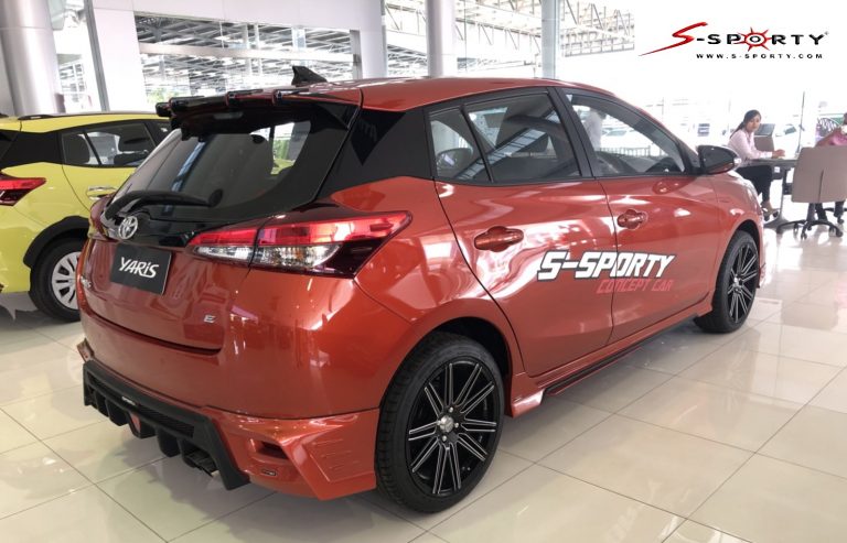 สเกิตร์Toyota Yaris 5ประตูสีส้ม ติดสเกิตร์หน้า/หลังและสปอยเลอร์ 