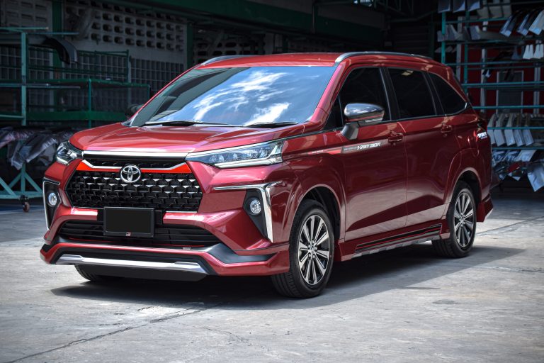 toyota Veloz สีแดง